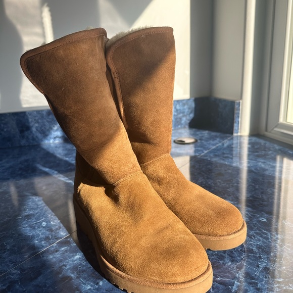 Uggs size 6 - Picture 2 of 2